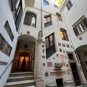 https://center-luxury-history-in-via-monserrato.it-romehotels.com